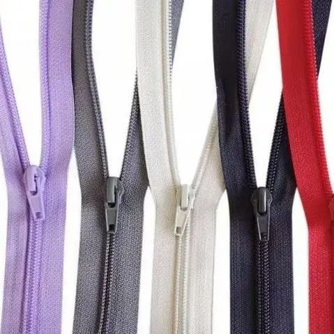 Metallist tõmblukuga avatud tüüpi rõivatarvikud